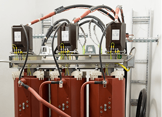 تستخدم في الأماكن ذات التجمعــــــــــات البشرية مثل المستشفيات والمدارس.<br />مصممة بعزل حـــــــــــــراري داخلي وجهد حتى 36 كيلو فـــــــولت وقدرة من 100 كيلو إلى 4 ميغا فولت أمبير.<br />تتميز بالكفـــــــــــاءة العالية وسهولة الصيانة ومستوى الأمان العالي.<br />