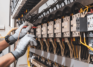 تستخدم هذه اللوحــــــــــــــــات لتوزيع الطاقة وتوصيلها مبــــــــــــــــــــــــــــــــــــاشرة للأحمال الكهربائية في المباني.<br />تصمم بتيـار حتى 250 أمبير وقدرة على تحمل أعطال تصل إلى 25 كيلو أمبير.<br />متوفرة بألوان مختلفة مع إمكــــــــــــــانية تركيب أجهزة قياس وفق معايير دولية.<br />