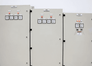 يقوم مصنع تكنولوجيــــــــــا الإنارة بتصنيع منتجــــــــات أنظمة الجهد المنخفض مثل لوحات التوزيع والتحكم.<br />تشمل المنتجـــــــــــــــات لوحات رئيسية وفرعية ونهائية ومخصصة للمحطات والمحركات.<br />تُنتج بدقة عالية باستخدام تقنيات حديثة لضمــــــــــــان الحماية والموثوقية.<br />