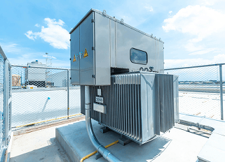 تُستخدم لتوزيع الكهرباء وتغذية المنشآت عبر شبكــات ثلاثية الأطوار.<br />تشمل محولات جـــــــــــافة ومغمورة ومحطات فرعية مدمجة ومفتوحة.<br />تخضع لفحوصــــــــــــات صارمة أثناء التصنيع ومطابقة للمواصفات العالمية.<br />