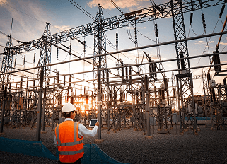 يقوم المصنع بتنفيذ محطات كهربائية وشبكات توزيع بجهد حتى 380 كيلو فولت.<br />تشمل لوحات حمـــــاية وتحكم وأنظمة ذكية للمراقبة والتحكم (SCADA).<br />تخضع لاختبـارات شاملة قبل التوريد ضمن نظام إدارة الجودة المعتمد.<br />