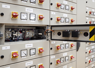 تستخدم في محطــــــــــــــات المياه والمصانع لتشغيل المحركات والتحكم بها.<br />تحتوي على أنظمة حماية وتحكم للطــاقة ومشغلات الحركة.<br />تصنع بتيـار حتى 6300 مللي أمبير وجهد 1000 فولت وحرارة 55 درجة.<br />