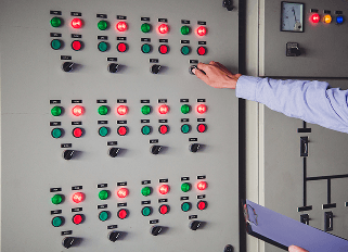 تُثبت بعد مصدر الطــــاقة الرئيسي لتوزيع الكهرباء في المباني التجارية والإدارية.<br />تصنع بتيــــــار حتى 6300 مللي أمبير وجهد عزل 1000 فولت.<br />متوفرة بلون رمــــــــــادي شائع (7033) وبتقسيمـــــــات داخلية متعددة وحماية IP65.<br />